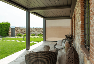 pergola-bioclimatica-Mioni-addossata-rustico-privato-01